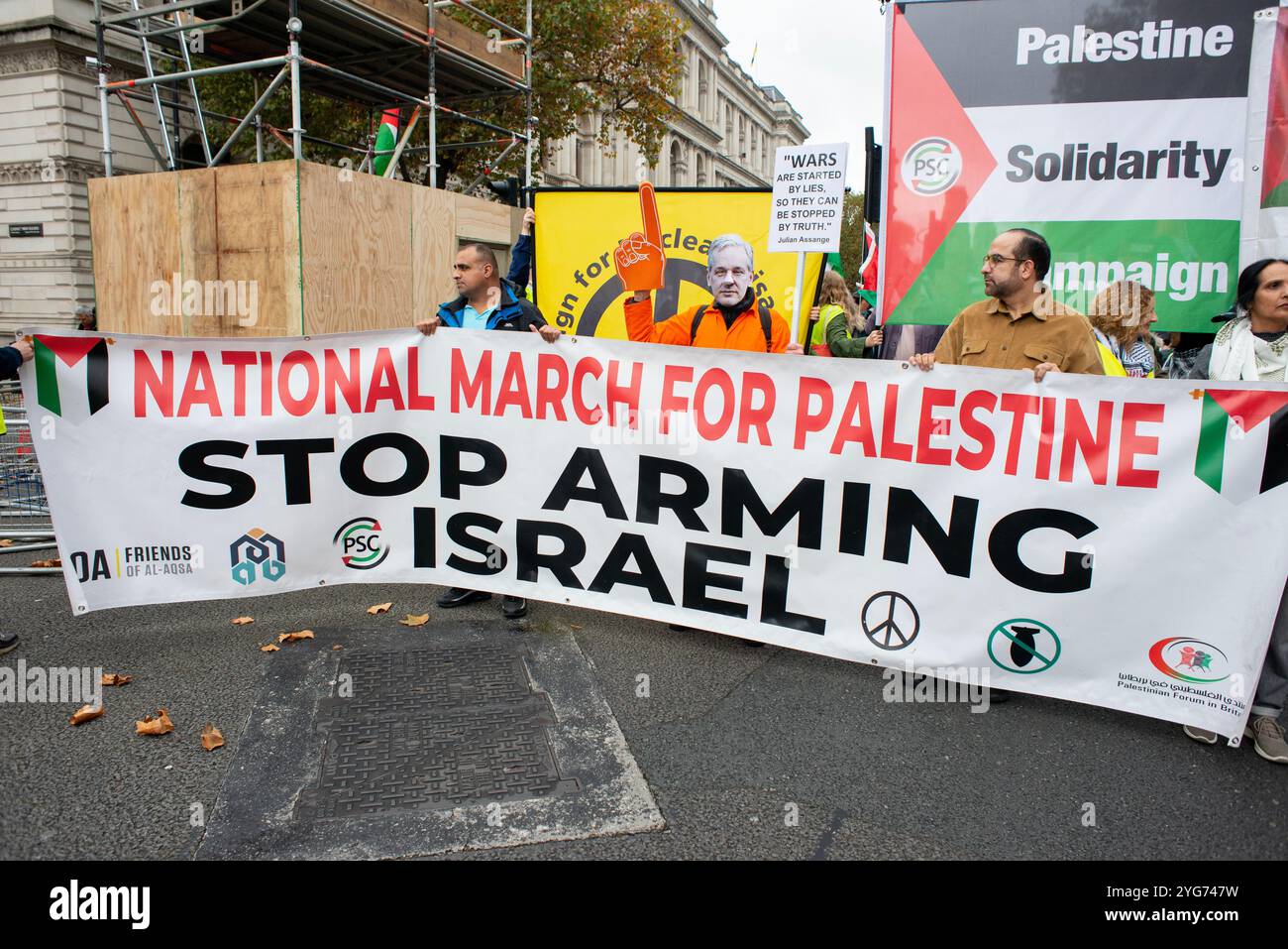 London, Großbritannien. November 2024. Pro-Palästina-Anhänger halten ein Banner auf dem National March for Palestine Protest in London und fordern Gerechtigkeit für Palästina und die Regierung, die Kämpfe zu beenden. Stockfoto