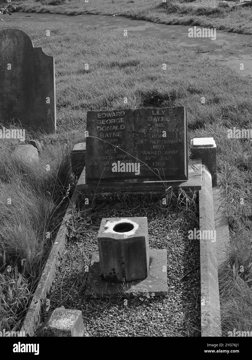 Highland Road Cemetery, Southsea, Portsmouth, Hampshire, England. 17. Oktober 2024. Graustufenansicht, ein Grabstein in Form eines offenen Buches. Stockfoto