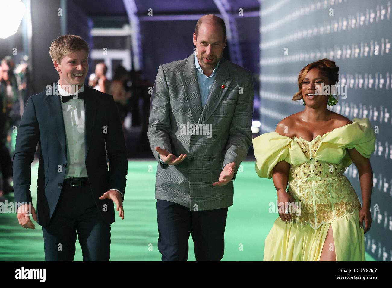 Der Prince of Wales geht mit den Earthshot-Botschaftern Nomzamo Mbatha und Robert Irwin während der Earthshot Prize Awards in den Green Point Shared Fields in Kapstadt, am dritten Tag seines Besuchs in Südafrika für die vierten jährlichen Earthshot Prize Awards. Bilddatum: Mittwoch, 6. November 2024. Stockfoto