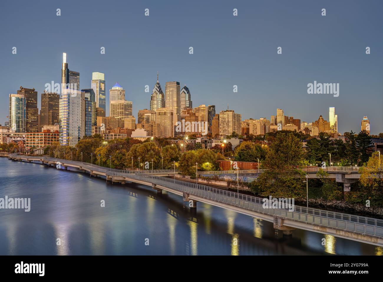 Die Skyline von Philadelphia mit dem Schuylkill River in der Dämmerung Stockfoto