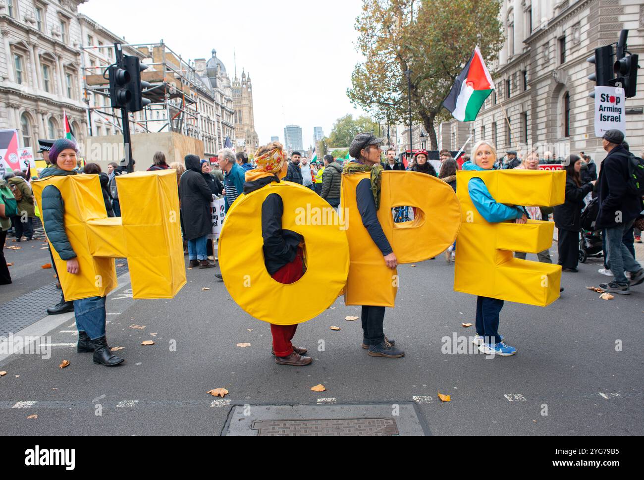 London, Großbritannien. November 2024. Palästinensische Unterstützer in HOPE-Kostüm beim National March for Palestine Protest in London, wo sie Gerechtigkeit für Palästina und die Regierung fordern, die Kämpfe zu beenden. Stockfoto