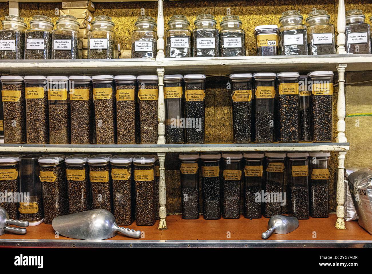 Inneres der algerischen Coffee Stores in der Old Compton Street Soho im Zentrum von London. Das Geschäft ist seit 1887 geöffnet und verkauft Kaffee und Tee Stockfoto