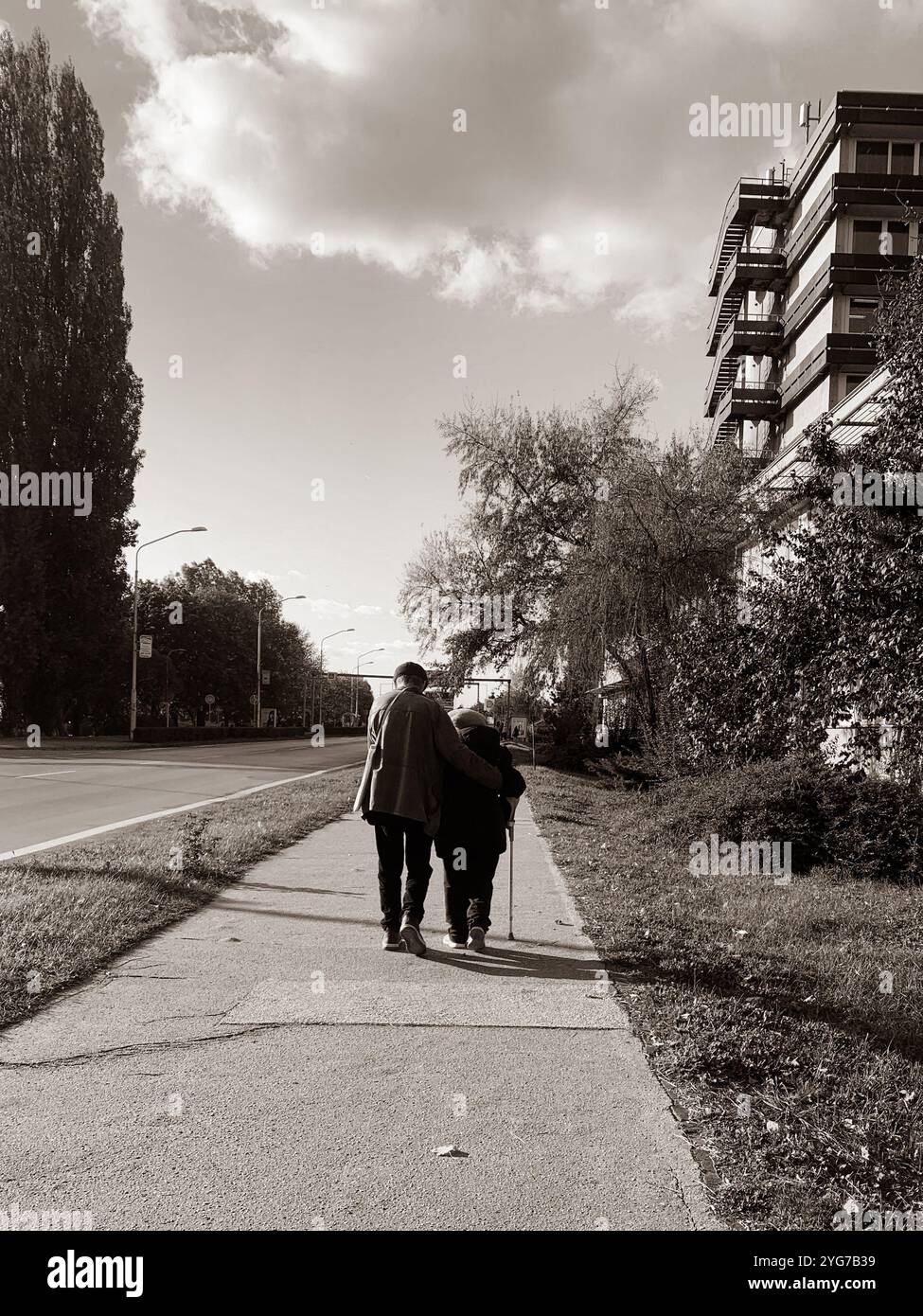 „Liebe ist ein Symbol der Ewigkeit. Es löscht alle Zeitgefühle aus, zerstört alle Erinnerung an einen Anfang und alle Angst vor einem Ende.“ - Smartphone-aufgenommenes Stockfoto