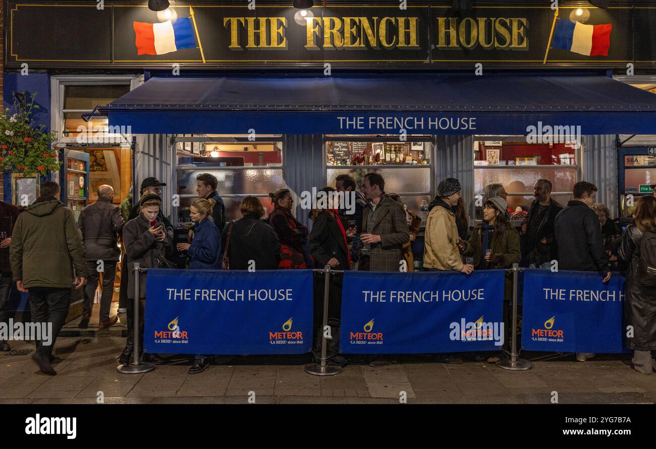 Menschen trinken außerhalb der French House Pub, Soho, London, England, UK Stockfoto
