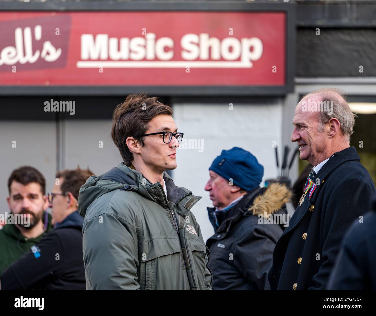 Ator Fionn Whitehead, Filmstar in Borges and Me der 1970er Jahre, Haddington High Street, East Lothian, Schottland, Großbritannien Stockfoto