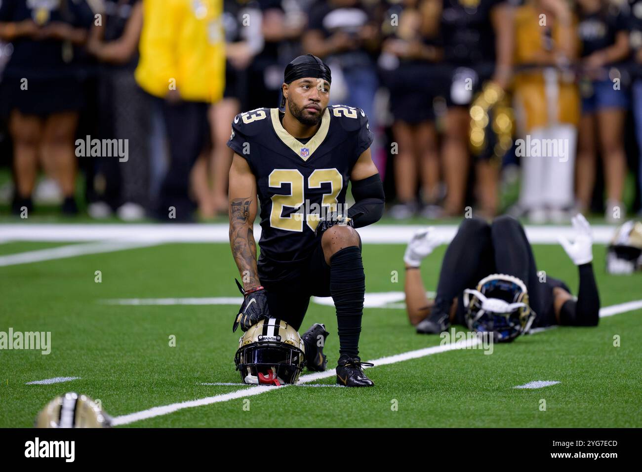 FILE - New Orleans Saints cornerback Marshon Lattimore (23) stretches before an NFL football game against the Carolina Panthers in New Orleans, Sept. 8, 2024. (AP Photo/Matthew Hinton, File) Stockfoto