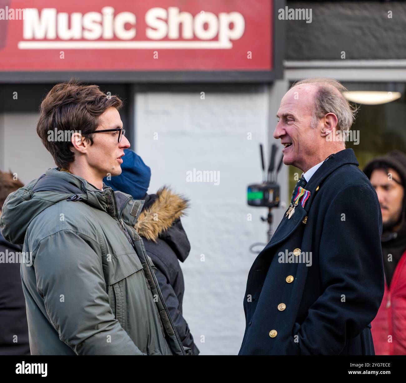 Ator Fionn Whitehead, Filmstar in Borges and Me der 1970er Jahre, Haddington High Street, East Lothian, Schottland, Großbritannien Stockfoto