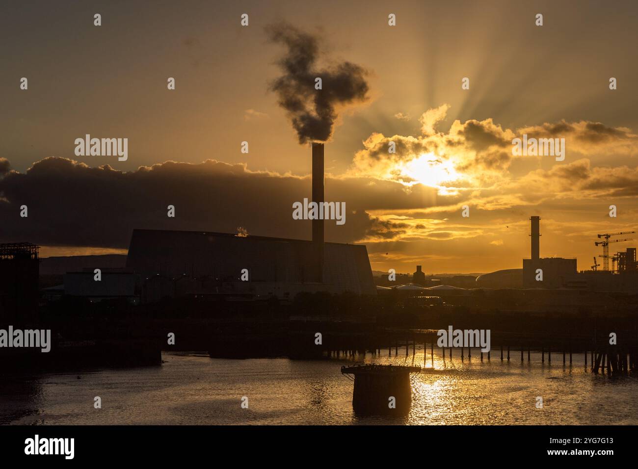 Die Sonne beginnt über dem Hafen von Dublin, Irland, zu untergehen. Stockfoto