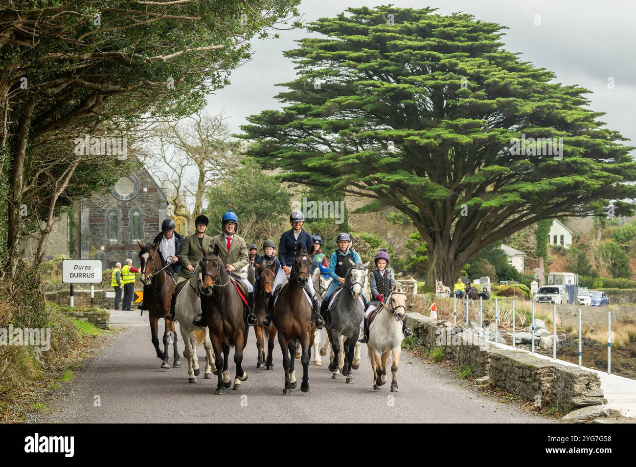 West Cork Cheval führt an der St. James Church in Durrus vorbei nach Ahakista, West Cork, Irland. Stockfoto