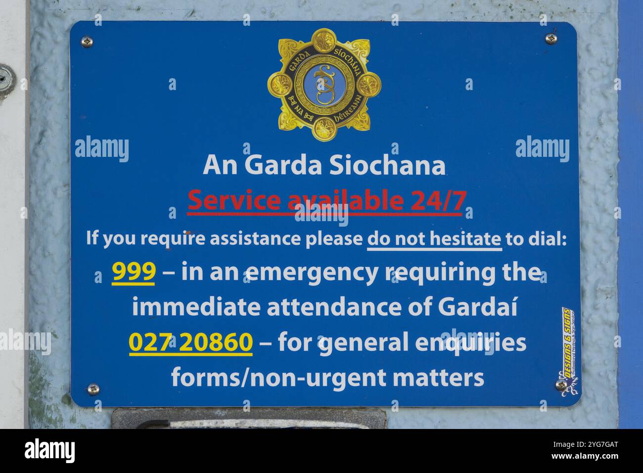 Ein Garda Siochana-Informationsschild auf einer Garda-Station in Irland. Stockfoto