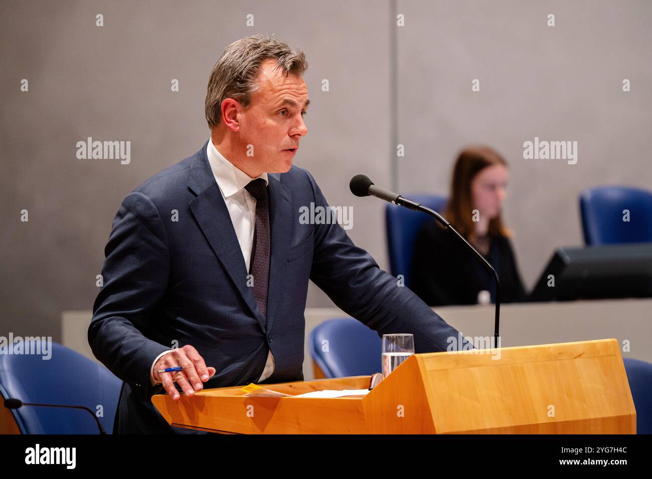 Den Haag, Niederlande. Februar 2024. DEN HAAG, NIEDERLANDE - 13. FEBRUAR: Minister für Infrastruktur und Wasserwirtschaft Mark Harbers während der Plenardebatte im Tweede Kamer am 13. Februar 2024 in den Haag, Niederlande. (Foto von John Beckmann/Orange Pictures) Credit: Orange Pics BV/Alamy Live News Stockfoto