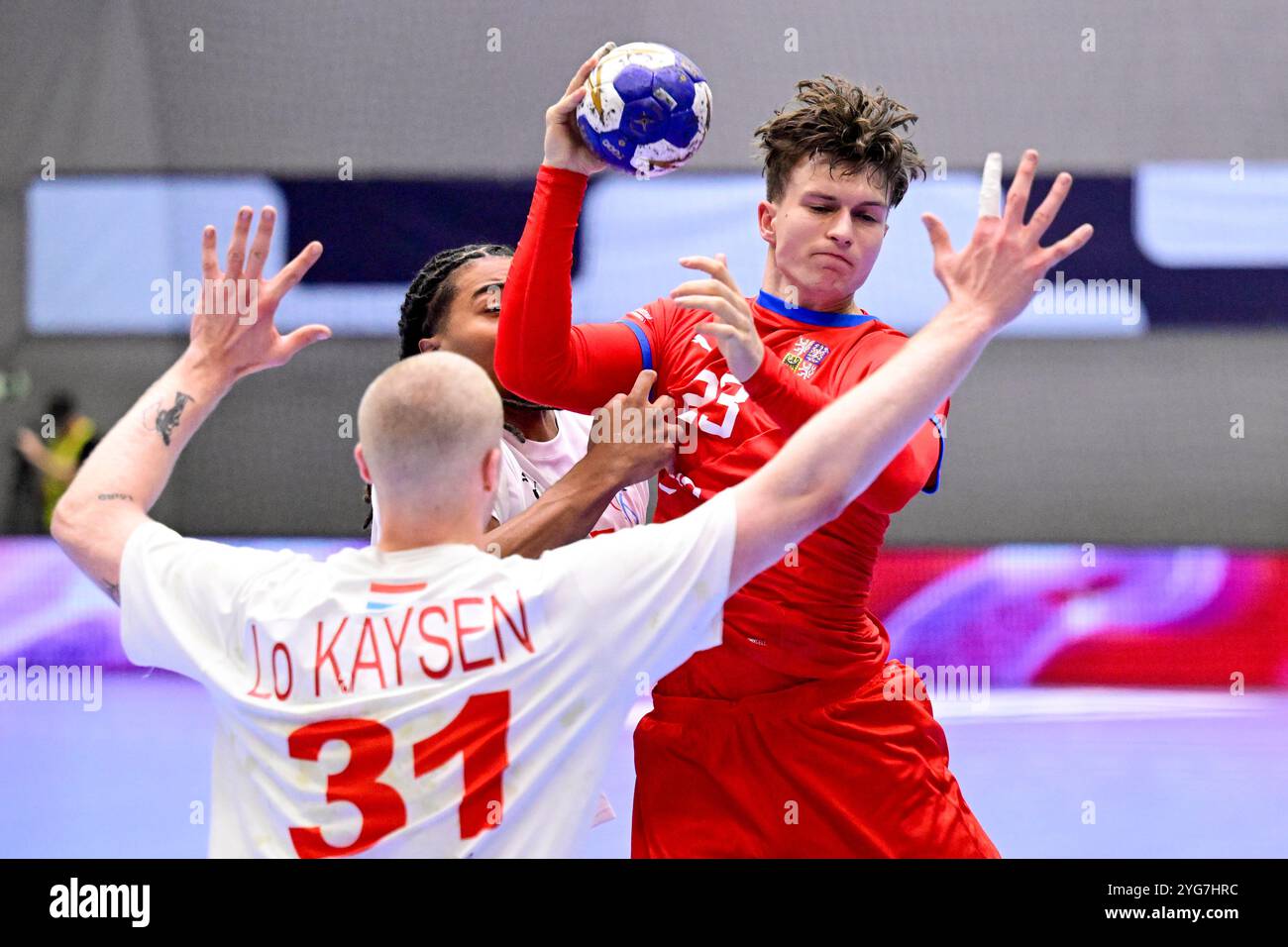 Prag, Tschechische Republik. November 2024. Von rechts Tschechien Jonas Josef, Loic Kaysen von Luxemburg in Aktion während der Handball-Europameisterschaft 2026 Qualifikation für das Gruppen5-Spiel Tschechien gegen Luxemburg in Prag, Tschechische Republik, 6. November 2024. Quelle: Ondrej Deml/CTK Photo/Alamy Live News Stockfoto