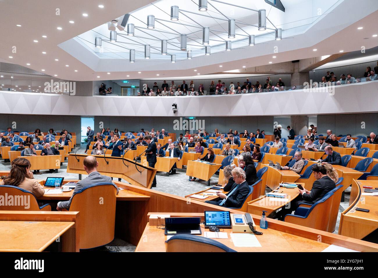 Den Haag, Niederlande. März 2024. DEN HAAG, NIEDERLANDE - 20. MÄRZ: Weitwinkelansicht von Abgeordneten/Politikern und Publikum/Besuchern, die während der Plenardebatte im Tweede Kamer am 20. März 2024 in den Haag, Niederlande (Foto: John Beckmann/Orange Pictures) Credit: Orange Pics BV/Alamy Live News Stockfoto