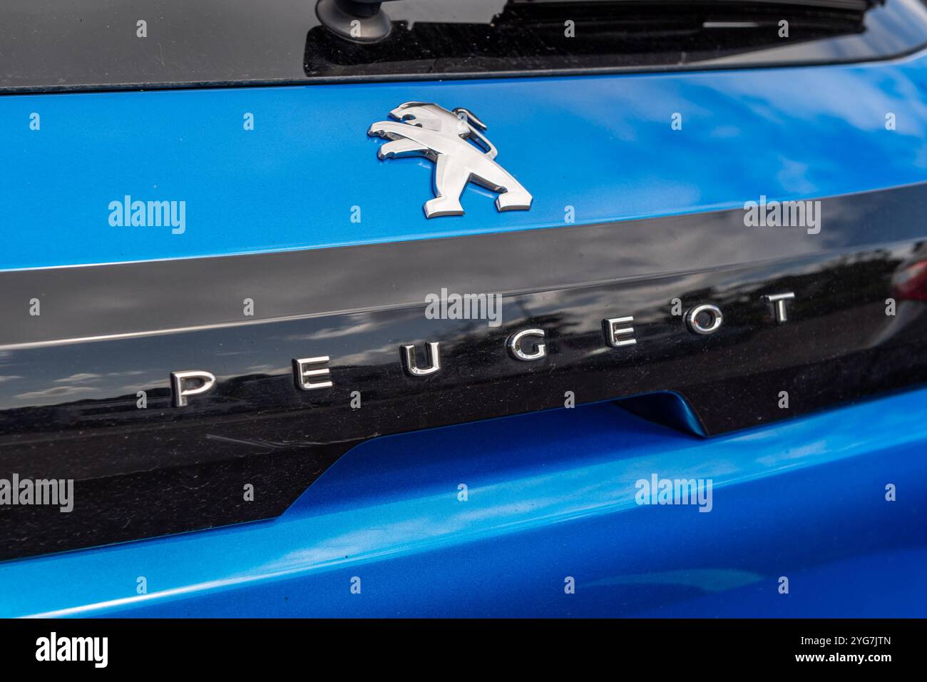 Peugeot-Logo auf der Rückseite eines Peugeot-Autos. Stockfoto
