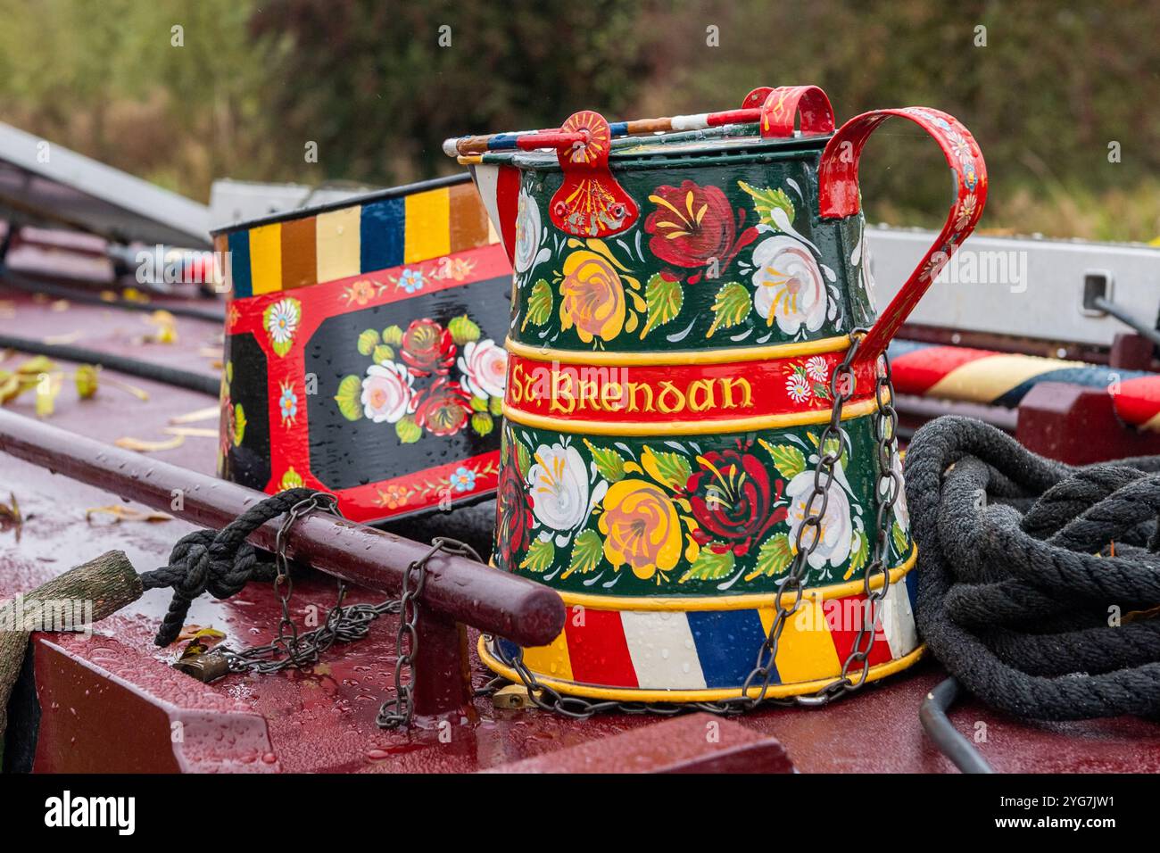 Gießkanne mit „Roses and Castles“ auf dem Dach eines Kanalbootes auf dem South Oxford Canal in Southam, Warwickshire, Großbritannien. Stockfoto