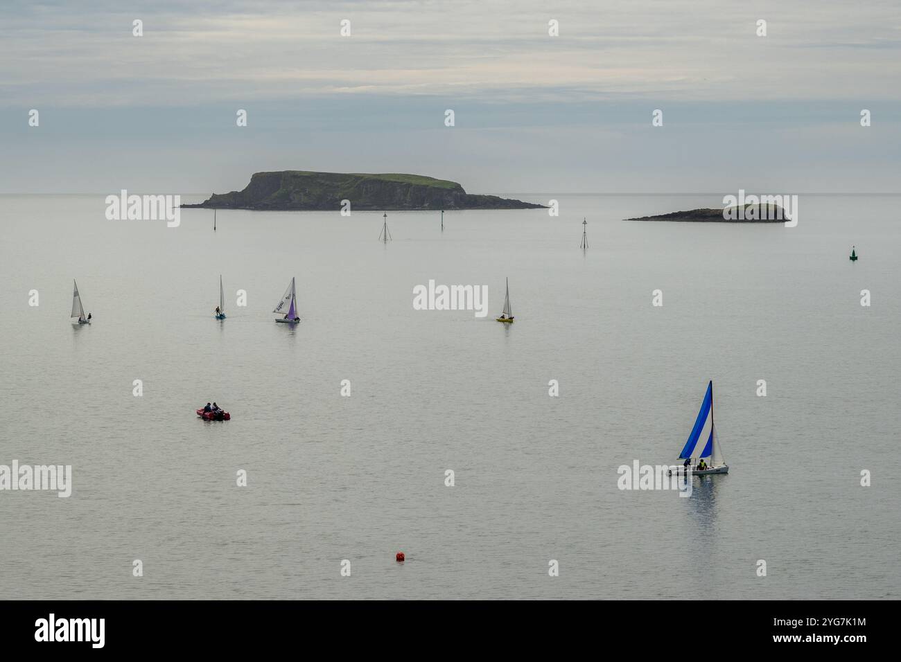 Mitglieder des Glandore Harbour Yacht Clubs segeln in West Cork, Irland. Stockfoto