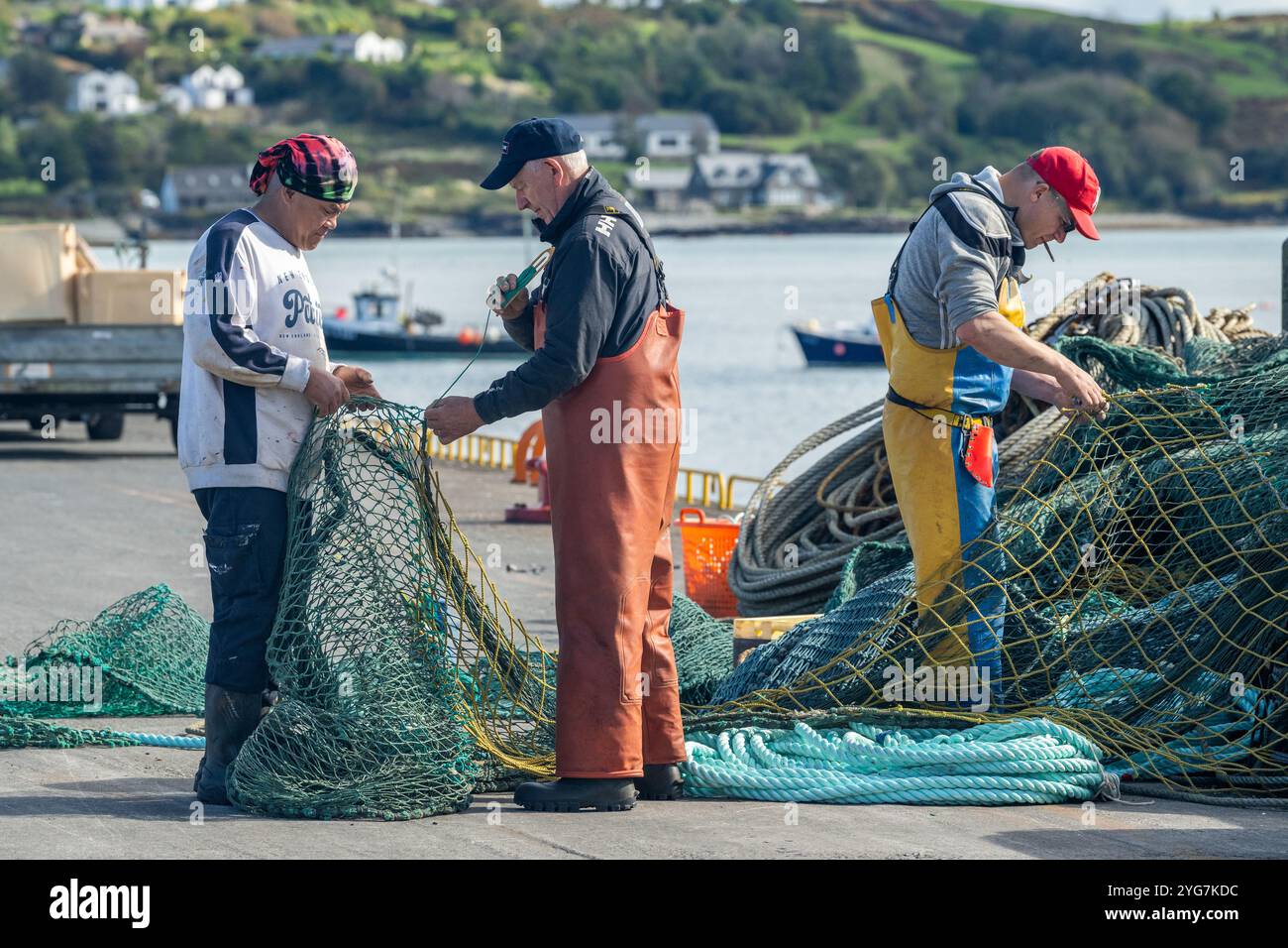 Die Besatzung des Fischtrawlers „Laetitia“ repariert Netze vor einem kurzen 5-tägigen Angelausflug in Schull, West Cork, Irland. Stockfoto