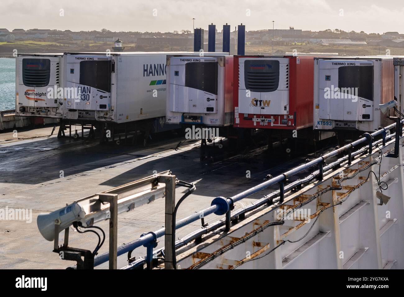 Kühlanhänger auf der RO-RO-Fähre M/V Stena Adventurer. Stockfoto