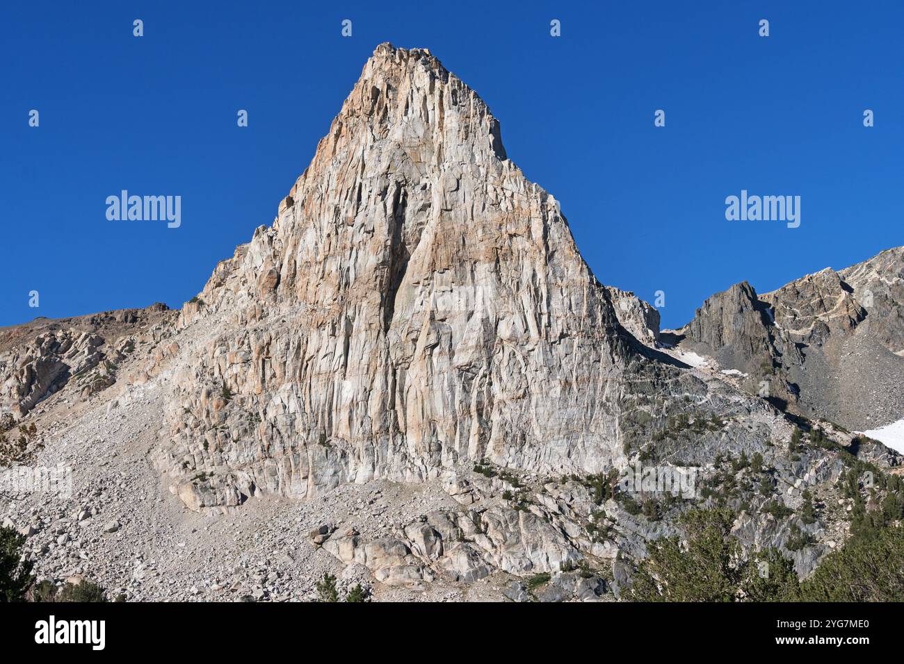 Flatiron Butte Mountain in der Hoover Wilderness der Sierra Nevada Mountains in Kalifornien Stockfoto