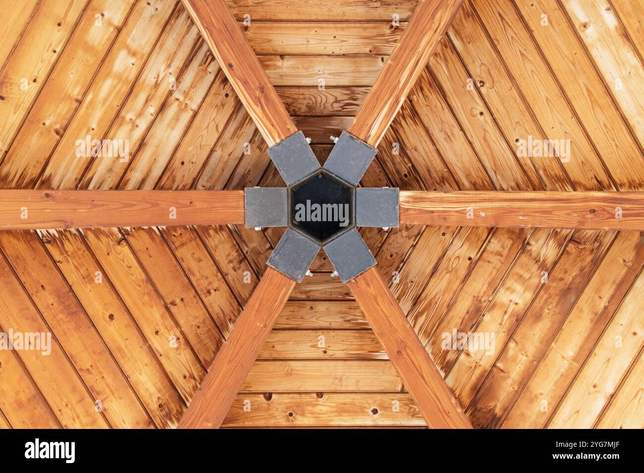 Sechseckiges Holzdach von unten betrachtet Stockfoto