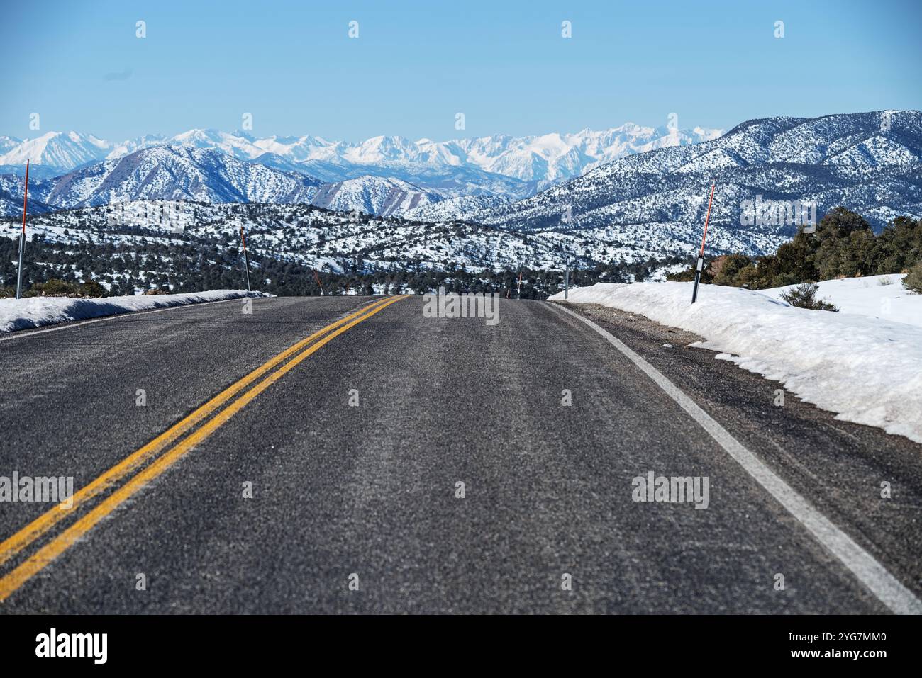 Lida Summit auf Nevada 266 im Winter mit Blick nach Westen in Richtung der Inyo Mountains und der entfernten Sierra Nevada Mountains in Kalifornien Stockfoto