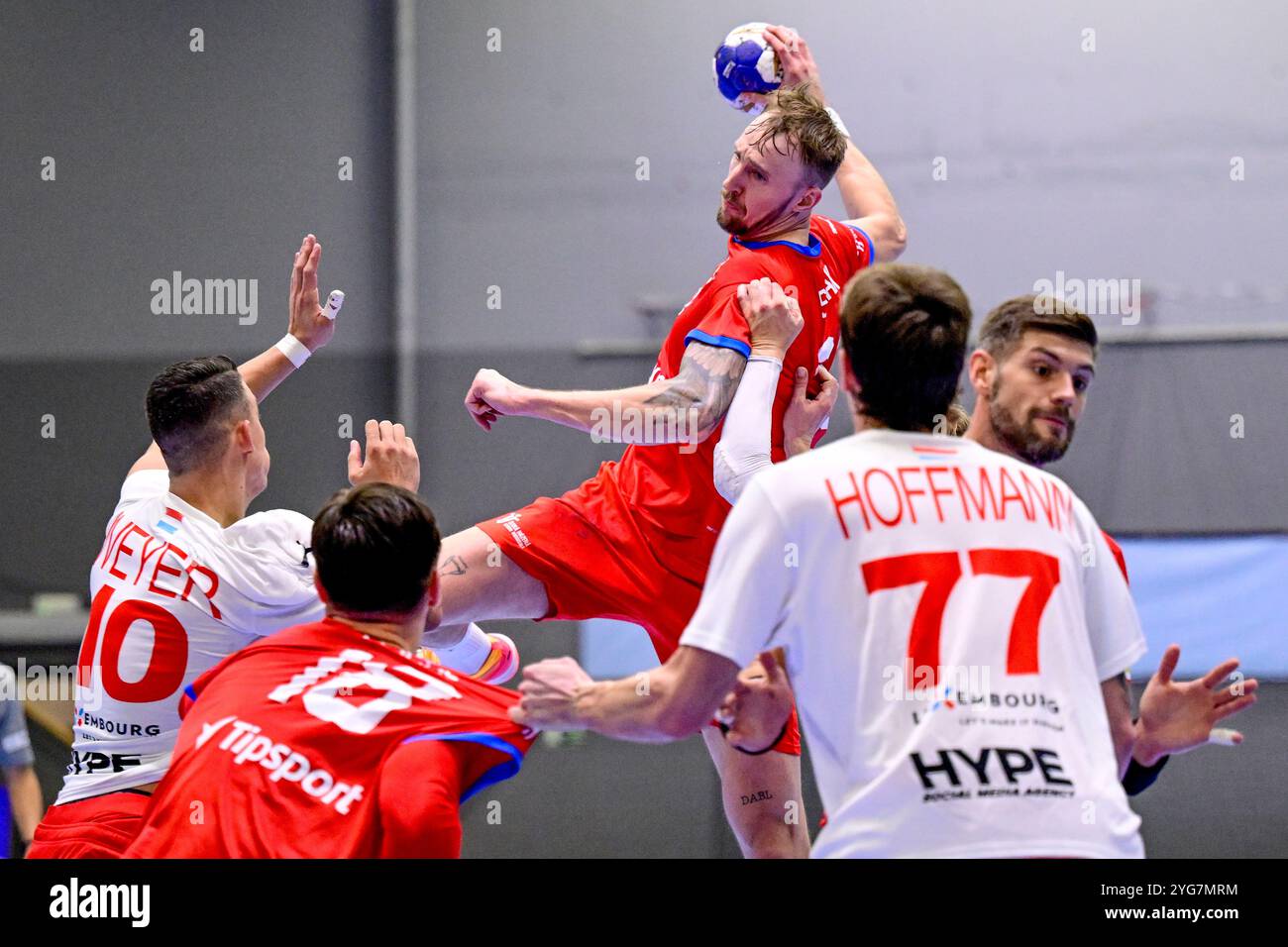 Prag, Tschechische Republik. November 2024. Tschechien Dominik Solak (Mitte) im Einsatz während der Handball-Europameisterschaft 2026 Qualifikationsrunde Tschechien gegen Luxemburg in Prag, Tschechische Republik, 6. November 2024. Quelle: Ondrej Deml/CTK Photo/Alamy Live News Stockfoto