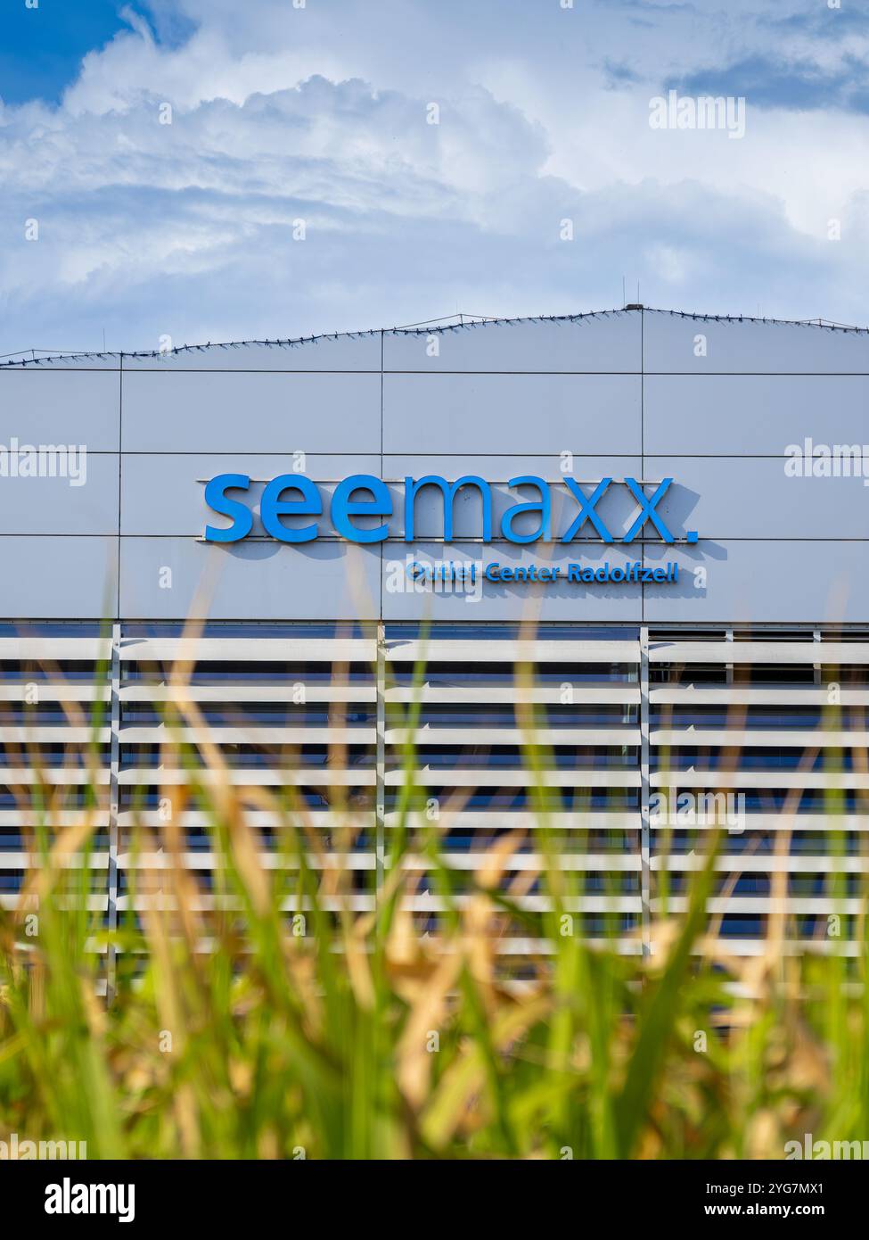 Radolfzell, Deutschland - 2. August 2024: Seemaxx ist ein beliebtes Outlet-Einkaufszentrum in Radolfzell am Bodensee. Stockfoto