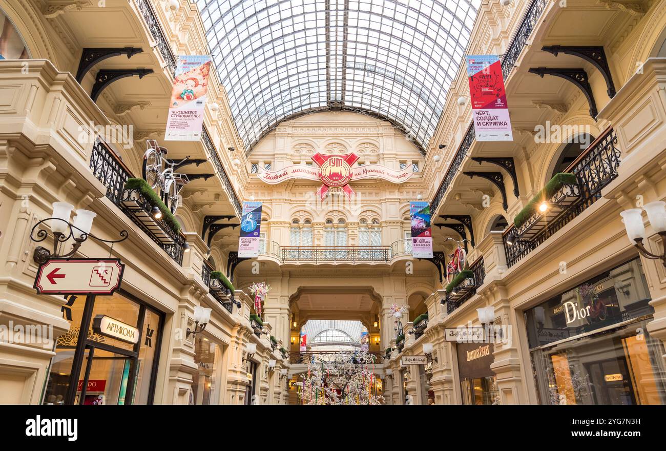 Moskau, Russische Föderation - 13. Mai 2017: Das größte Kaufhaus Russlands, das sich auf der nordöstlichen Seite des Roten Platzes in M befindet Stockfoto