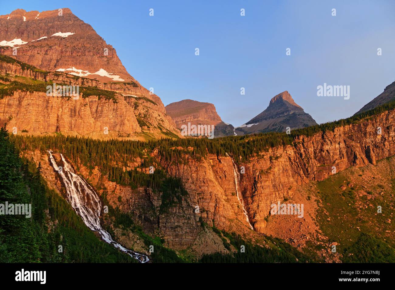 Paiota und Atsina Falls unterhalb des Cathedral Peak und des Wahcheechee Mountain im Glacier National Park in Montana Stockfoto