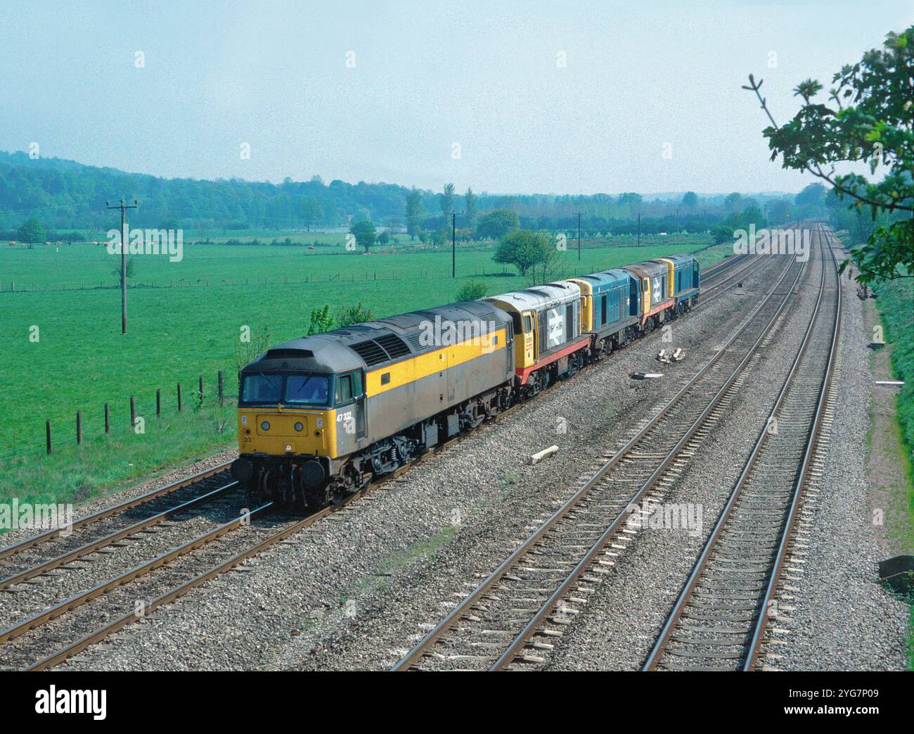 Eine Diesellokomotive der Baureihe 47 Nummer 47332 mit den Lokomotiven ...
