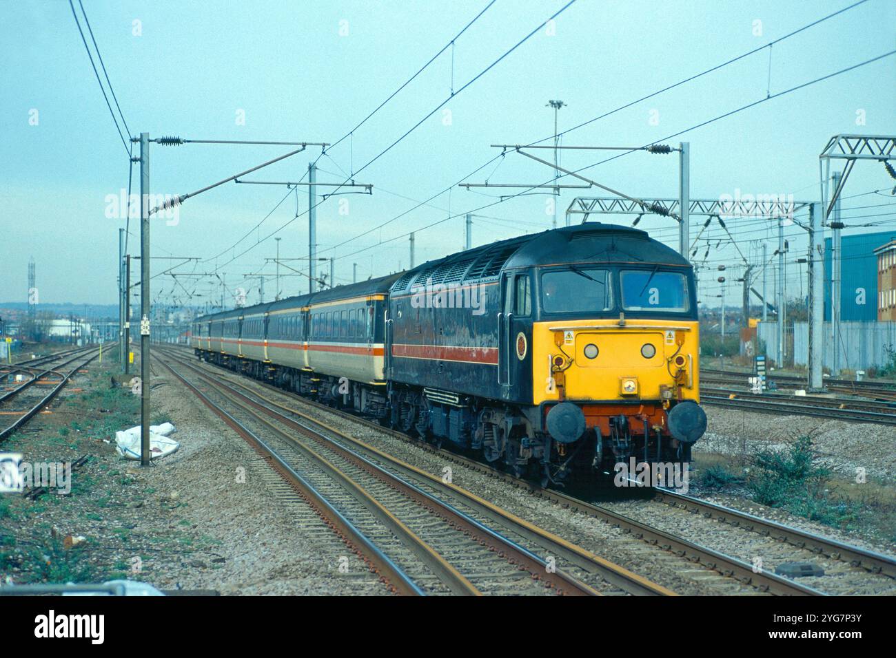 Eine Diesellokomotive der Baureihe 47 mit der Nummer 47703 in Fragonset-Lackierung, die am 21. Februar 2002 auf der midland-Hauptstrecke in Cricklewood verkehrte. Stockfoto