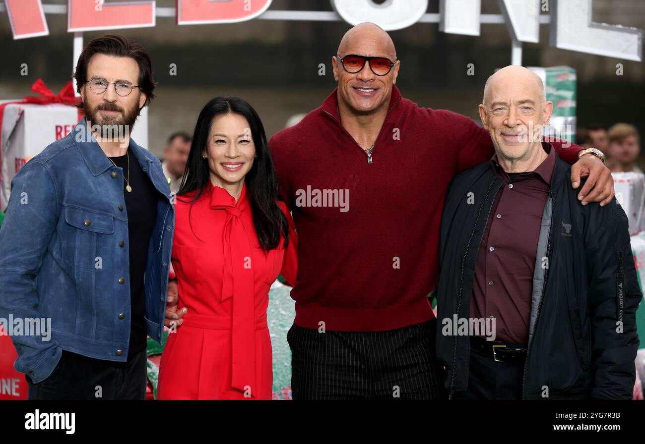 London, Großbritannien. November 2024. Chris Evans, Lucy Liu, Dwayne Johnson und J. K. Simmons nehmen an der Fotokonferenz für „Red One“ im Potters Fields Park in London Teil. (Foto: Fred Duval/SOPA Images/SIPA USA) Credit: SIPA USA/Alamy Live News Stockfoto