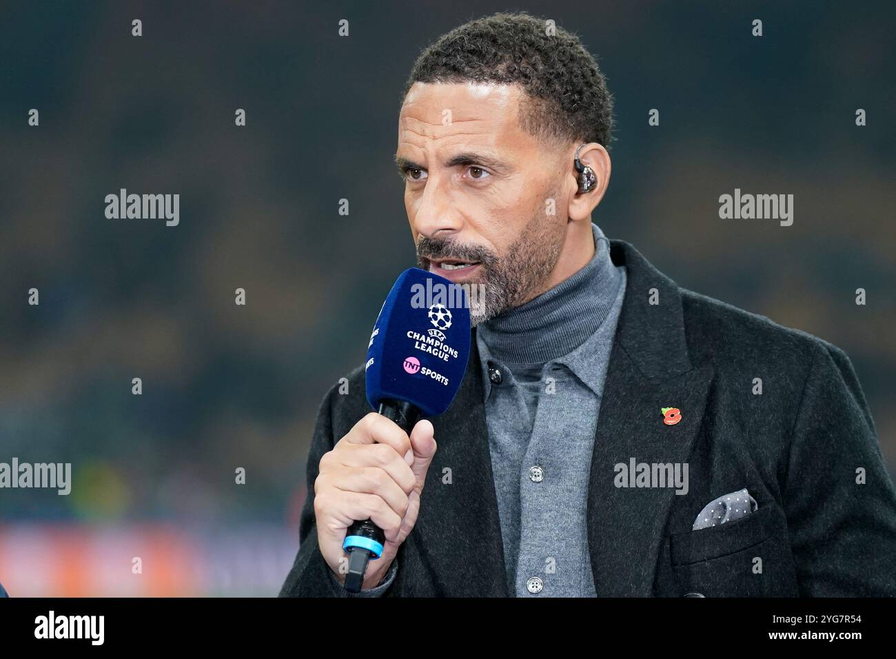 Italien, Italien. November 2024. Mailand Italien, 6. November 2024: Ehemaliger Fußballspieler Rio Ferdinand während eines Interviews auf TNTSports vor dem UEFA Champions League-Spiel zwischen dem FC Internazionale und dem Arsenal FC in San Siro in Mailand. (Daniela Porcelli/SPP) Credit: SPP Sport Press Photo. /Alamy Live News Stockfoto
