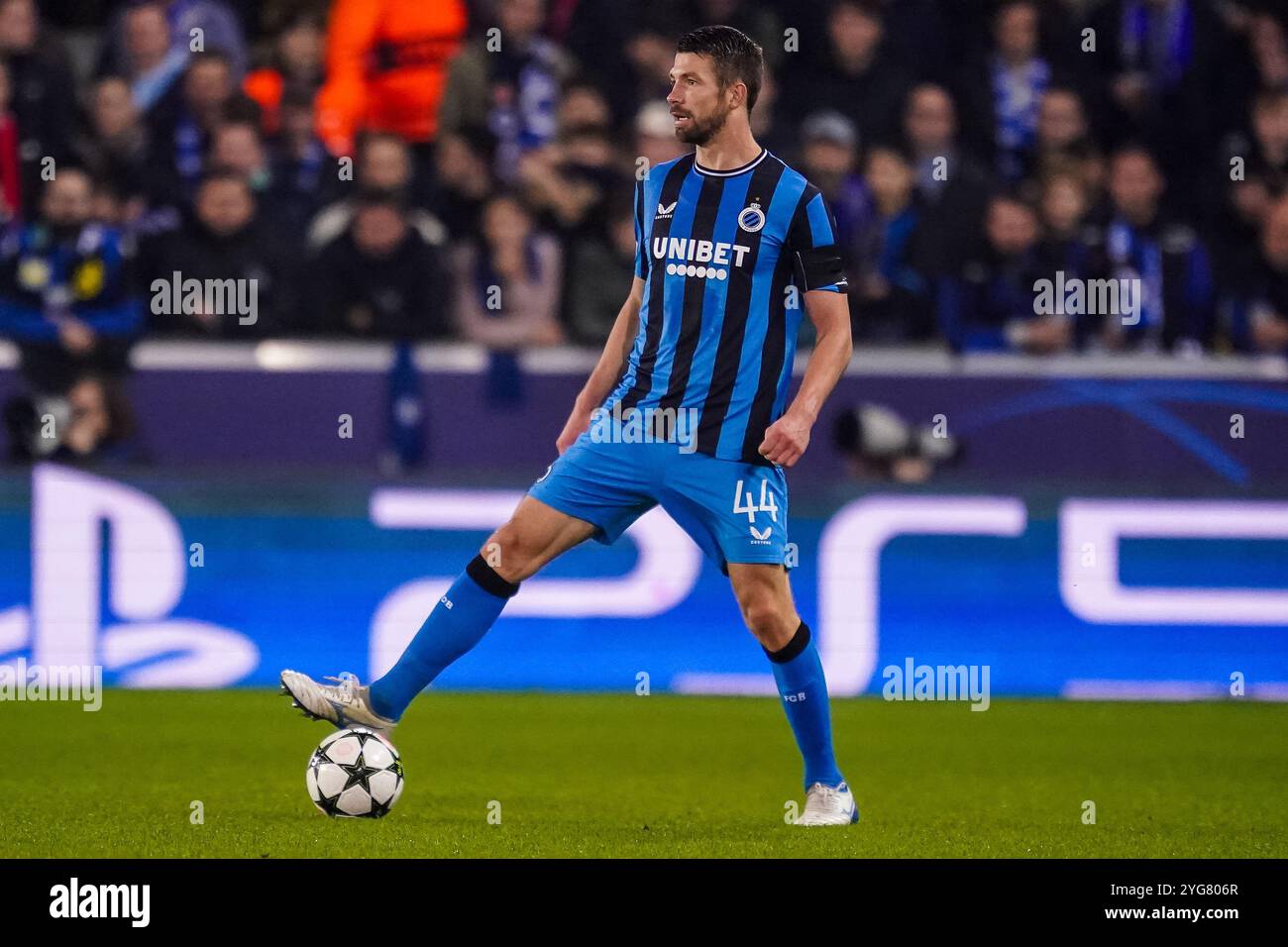 Brügge, Belgien. November 2024. BRÜGGE, BELGIEN - 6. NOVEMBER: Brandon Mechele vom Club Brugge KV kontrolliert den Ball während des Spiels der UEFA Champions League 2024/25 Phase MD4 zwischen Club Brugge KV und Aston Villa FC im Jan Breydelstadion am 6. November 2024 in Brügge. (Foto: Rene Nijhuis/MB Media) Credit: MB Media Solutions/Alamy Live News Stockfoto