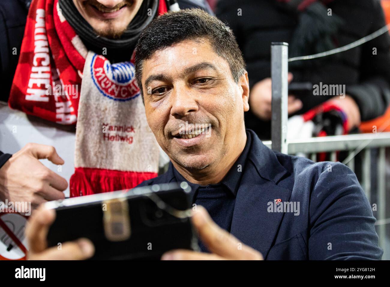 Giovane Elber macht Selfies mit den Fans GER, FC Bayern München gegen SL Benfica Lissabon, Fussball, Champions League, 4. Spieltag, Spielzeit 2024/2025, 06.11.2024 DFB/DFL-VORSCHRIFTEN VERBIETEN JEDE VERWENDUNG VON FOTOGRAFIEN ALS BILDSEQUENZEN UND/ODER QUASI-VIDEO Foto: Eibner-Pressefoto/Roger Buerke Stockfoto