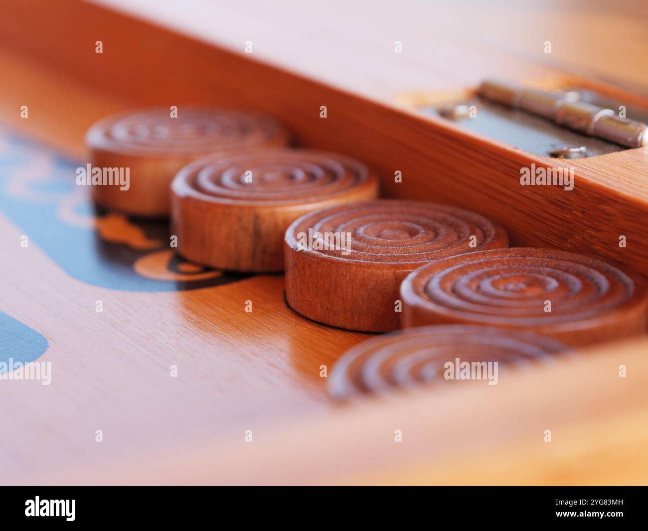 Hölzerne Spielstücke sind ordentlich auf einem traditionellen Backgammon-Spielbrett angeordnet. Stockfoto
