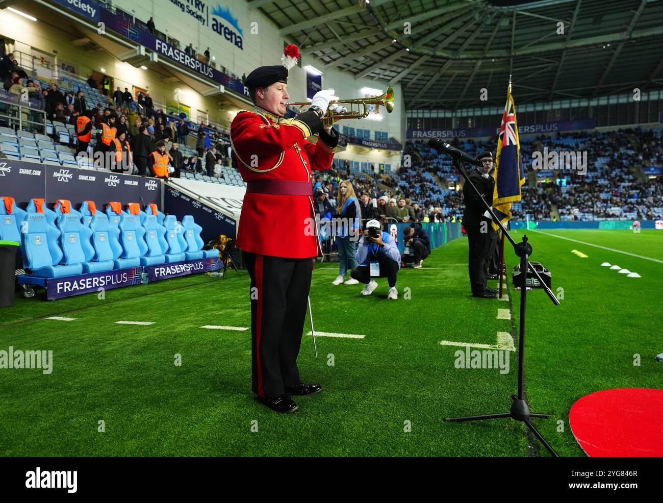 Ein Musiker tritt vor dem Sky Bet Championship Match in der Coventry Building Society Arena in Coventry auf. Bilddatum: Mittwoch, 6. November 2024. Stockfoto