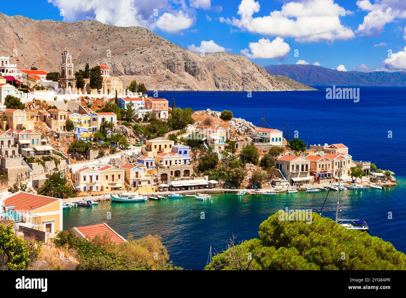 Griechenland reisen. Traditionelle Fischerinsel Symi mit farbenfrohen Häusern, Dodekanesische Gruppe. Beliebt für Bootsausflüge von Rhodos Stockfoto