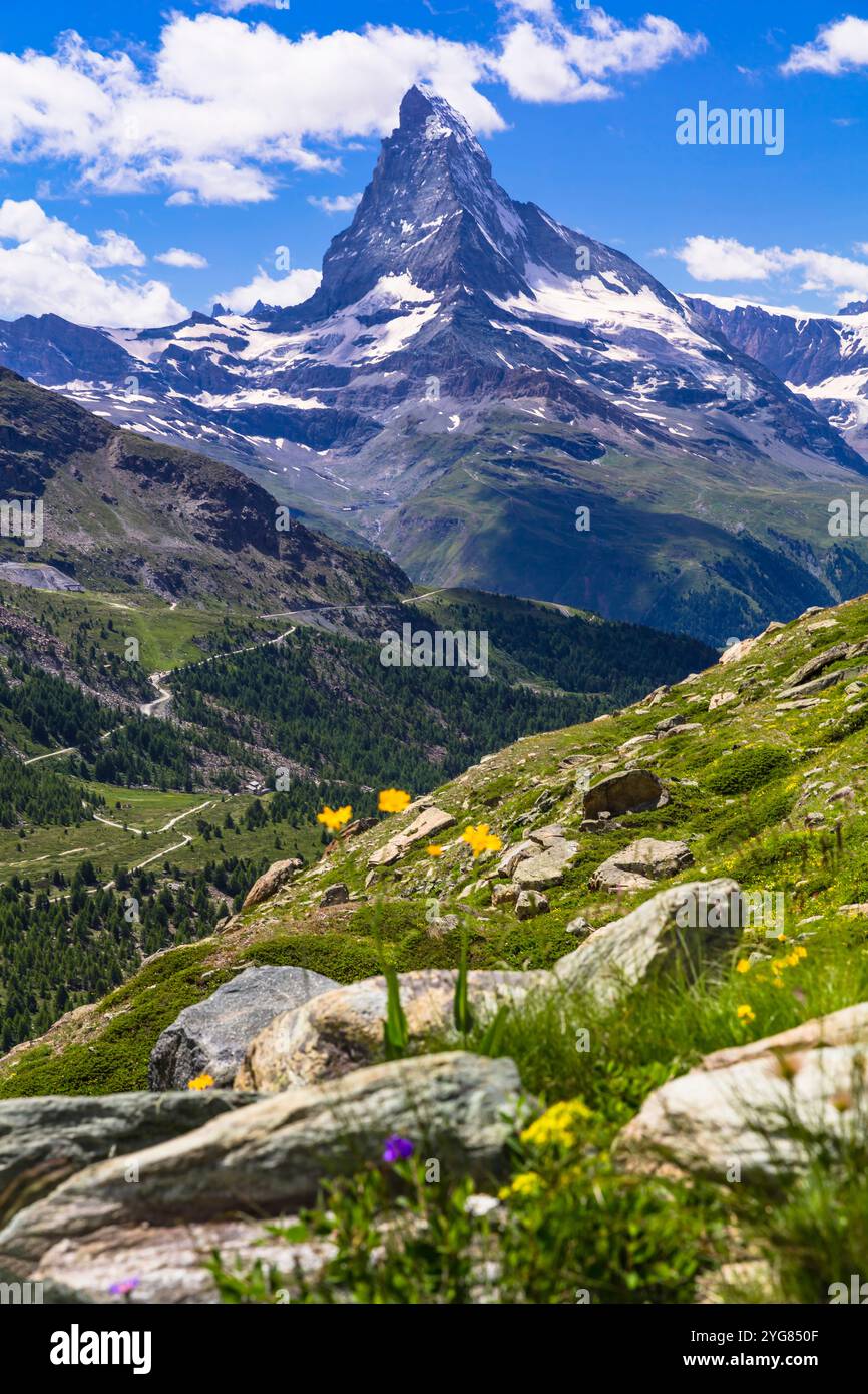 Berühmte Wanderrouten in der Schweiz, atemberaubende Alpen, Blick auf den berühmten Berg des Walliser Kantons Matterhorn Stockfoto