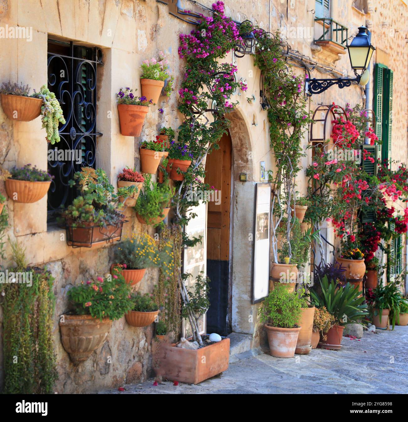 Mallorca (Mallorca) Insel - traditionelles Dorf Valldemossa (valdemossa) mit charmantem Blumenschmuck. Beliebte Touristenattraktion. Spanien, Bal Stockfoto