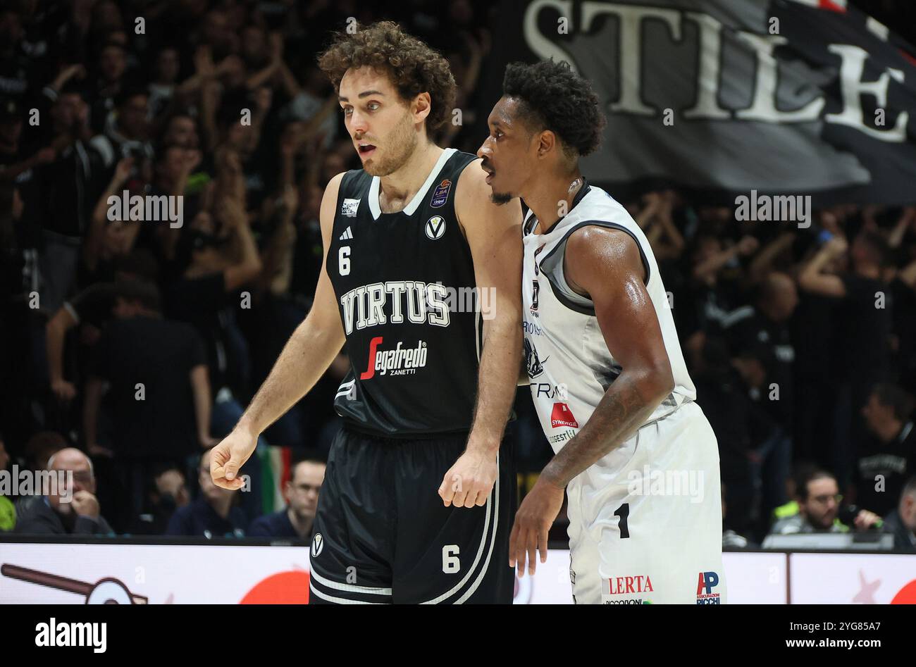 Alessandro Pajola (Virtus Bologna) und Christian Vital (Tortona) während des LBA-Basketballspiels der italienischen A1-Serie zwischen Segafredo Virtus Bologna und Bertram Derthona Tortona in der Unipol Arena, Casalecchio (Bologna), Italien, 06. November 2024 - Foto: Michele Nucci Stockfoto