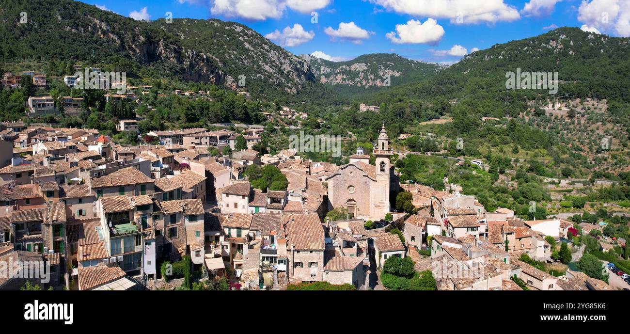 Spanien, Mallorca (Mallorca) Inselreisen und Sehenswürdigkeiten. Traditionelles altes Bergdorf Valldemossa (Valdemosa) beliebte Touristenattraktion. antennendrossel Stockfoto