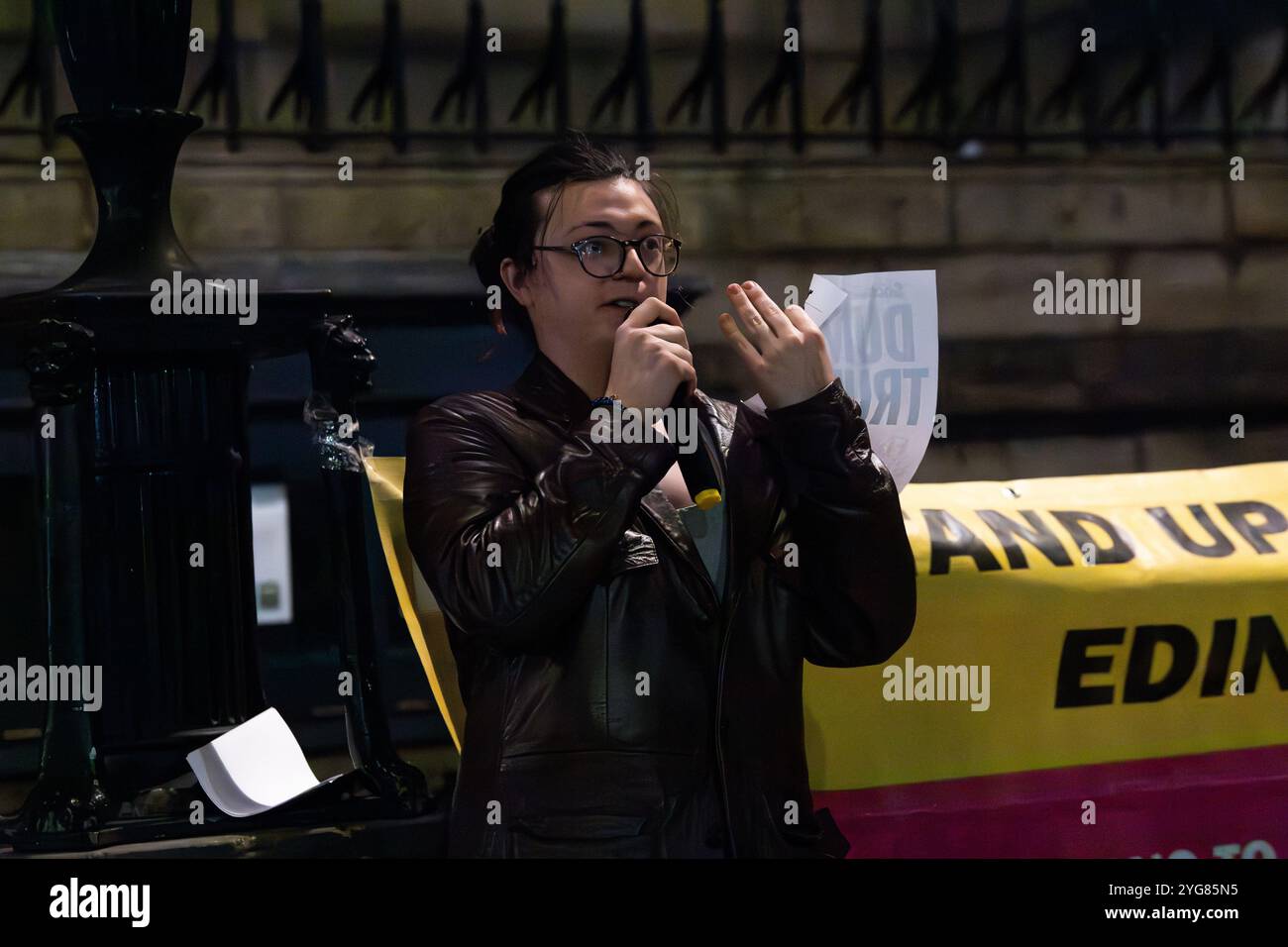 Eine von Stand Up To Rassismus, Afghan Human Rights Foundation und PCS organisierte antirassistische Proteste im Stadtzentrum von Edinburgh, mit Rednern aus allen Ländern, die gegen die Nachricht demonstrieren, dass Donald Trump die US-Präsidentschaftswahlen am 6. November 2024 gewonnen hat © Chantal Guevara / Alamy. Alle Rechte vorbehalten. Stockfoto