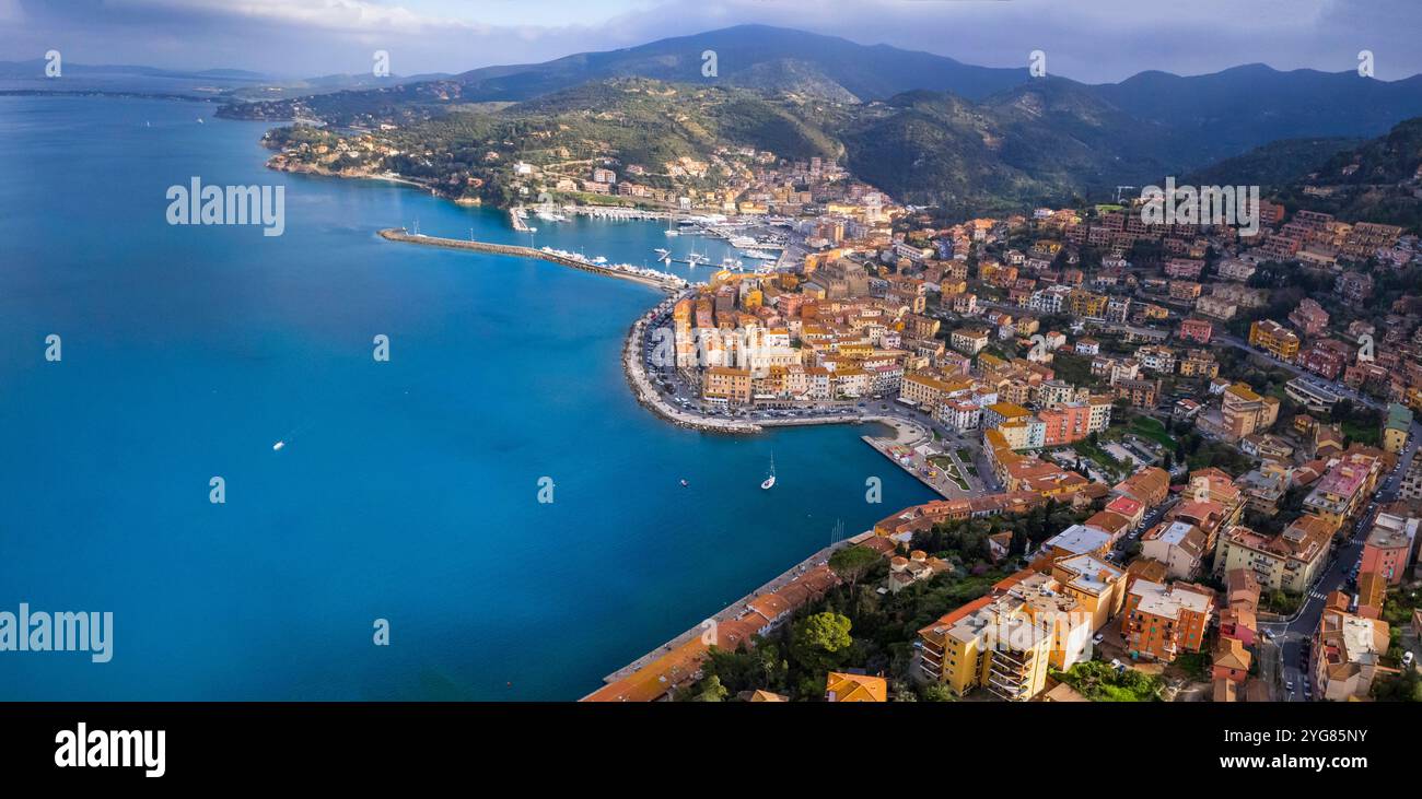 Italien, toskanisches Sommerziel - wunderschöne Küstenstadt Porto Santo Stefano, Provinz Grosseto. Panoramablick auf die Drohne Stockfoto