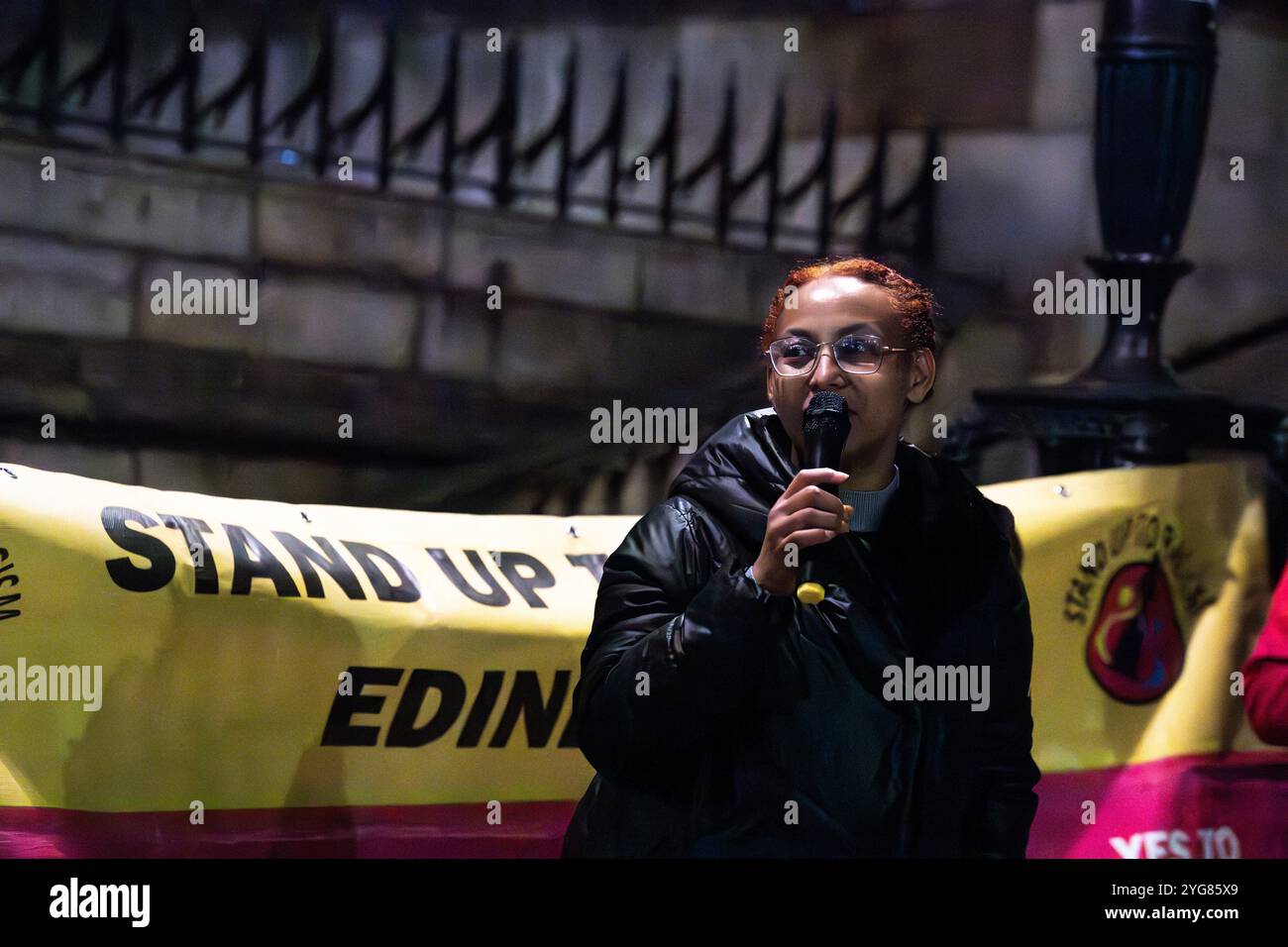 Eine von Stand Up To Rassismus, Afghan Human Rights Foundation und PCS organisierte antirassistische Proteste im Stadtzentrum von Edinburgh, mit Rednern aus allen Ländern, die gegen die Nachricht demonstrieren, dass Donald Trump die US-Präsidentschaftswahlen am 6. November 2024 gewonnen hat © Chantal Guevara / Alamy. Alle Rechte vorbehalten. Stockfoto