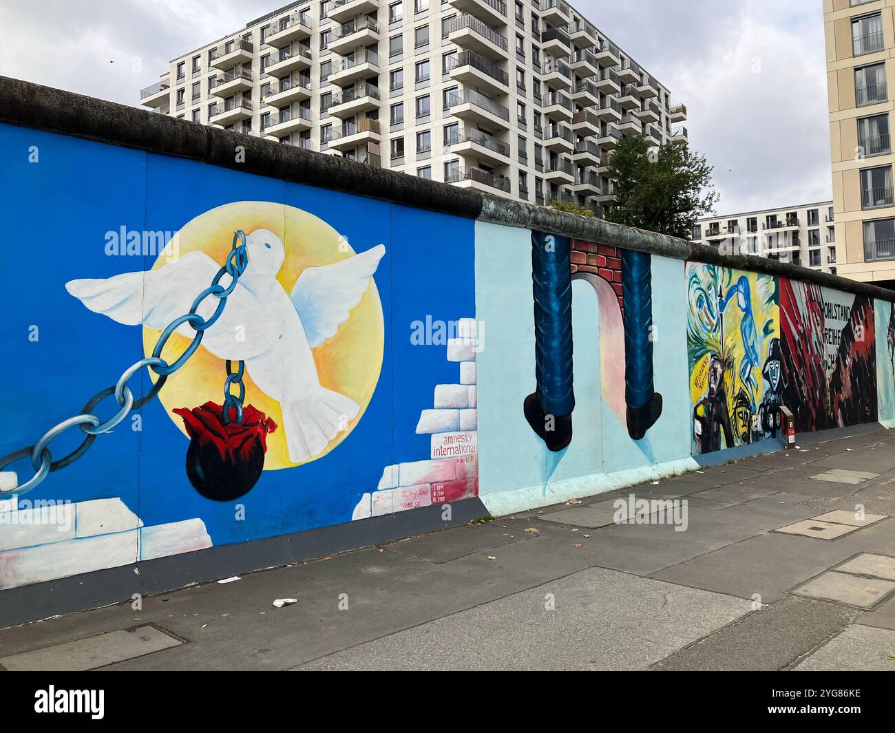 Die East Side Gallery, eine Freilichtgalerie auf dem längsten erhaltenen Abschnitt der Berliner Mauer. Berlin, Deutschland. Oktober 2023. Stockfoto