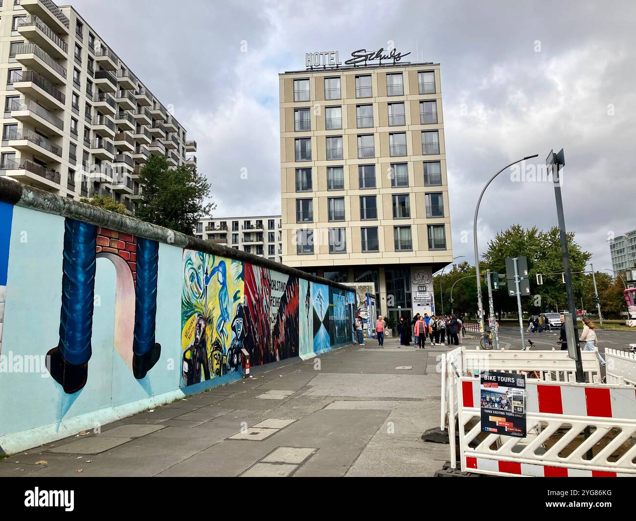 Schulz Hotel in der Nähe der East Side Gallery, dem längsten erhaltenen Abschnitt der Berliner Mauer. Berlin, Deutschland. Oktober 2023. - Smartphone-aufgenommenes Stockfoto