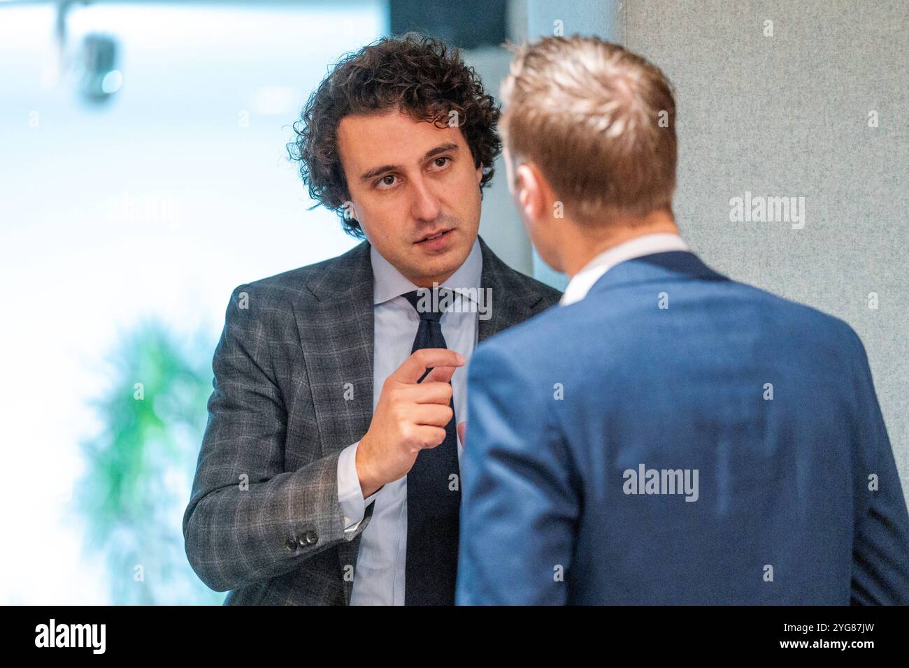 5. NOVEMBER 2024 Niederländisch Tweede Kamer Plenardebatte DEN HAAG, NIEDERLANDE - 5. NOVEMBER: Jesse Klaver GroenLinks PvdA, Michiel van Nispen SP während der Plenardebatte im Tweede Kamer am 5. November 2024 in den Haag, Niederlande den Haag Tweede Kamer Niederlande Inhalte können nicht direkt oder indirekt über Dritte weiterverbreitet werden. Copyright: XJohnxBeckmannx Stockfoto