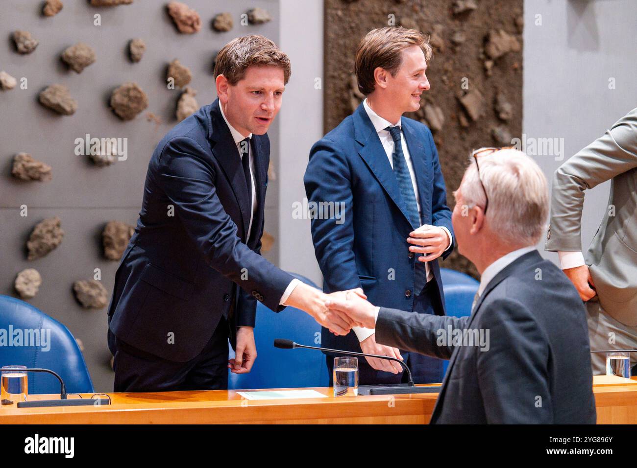 8. OKTOBER 2024 Dutch Tweede Kamer Plenardebatte DEN HAAG, NIEDERLANDE - 8. OKTOBER: Jan Paternotte D66, Eric van der Burg VVD während der Plenardebatte im Tweede Kamer am 8. Oktober 2024 in den Haag Tweede Kamer Niederlande den Haag Tweede Kamer Niederlande Inhalte können nicht direkt oder indirekt über Dritte weiterverbreitet werden. Copyright: XJohnxBeckmannx Stockfoto