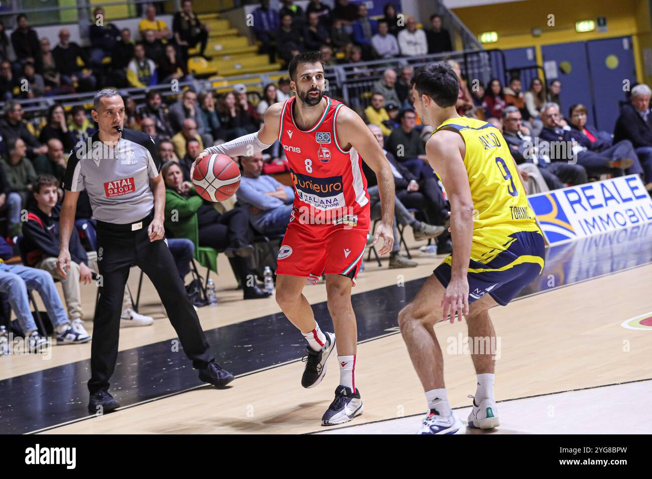 #8 Riccardo Tavernelli (Unieuro Forli) beim Spiel reale Mutua Torino gegen Unieuro Forli, italienische Basketball Serie A2 Männer in Turin, Italien, 06. November 2024 Stockfoto